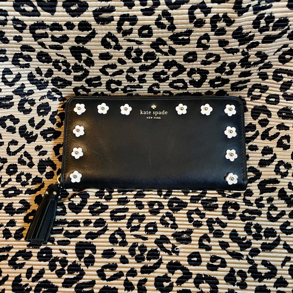 Kate Spade daisy wallet